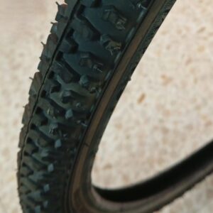 Cubierta económica 37-622 700x35c negra tacos