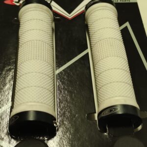Puños bicicleta goma blanco con brida aluminio, juego